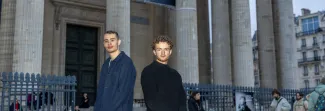 Deux étudiants devant le Panthéon