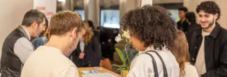 Etudiants et professionnels qui parlent au Forum objectif emploi